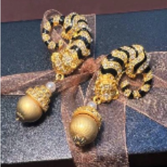 Elegant Gold and Black Striped Earrings - Picture 2 of 2